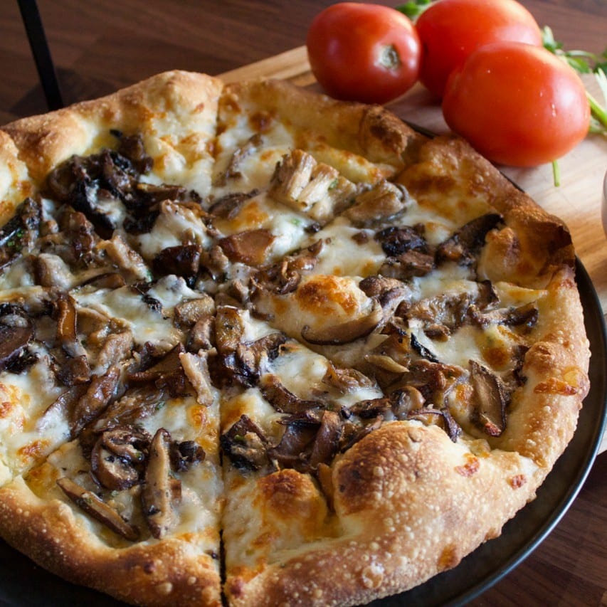 Bianco & Funghi Pizza.
